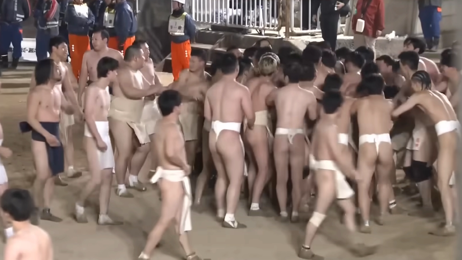 21일 일본 오카야마시 외곽에 있는 사찰 사이다이지(西大寺)에서 열린 ‘하다카 마쓰리’(알몸 축제). 남성 참가자들이 ‘호모쿠’(宝木)라는 목재 부적을 차지하기 위해 몸싸움을 벌이고 있다. TV아사히 보도화면 캡처