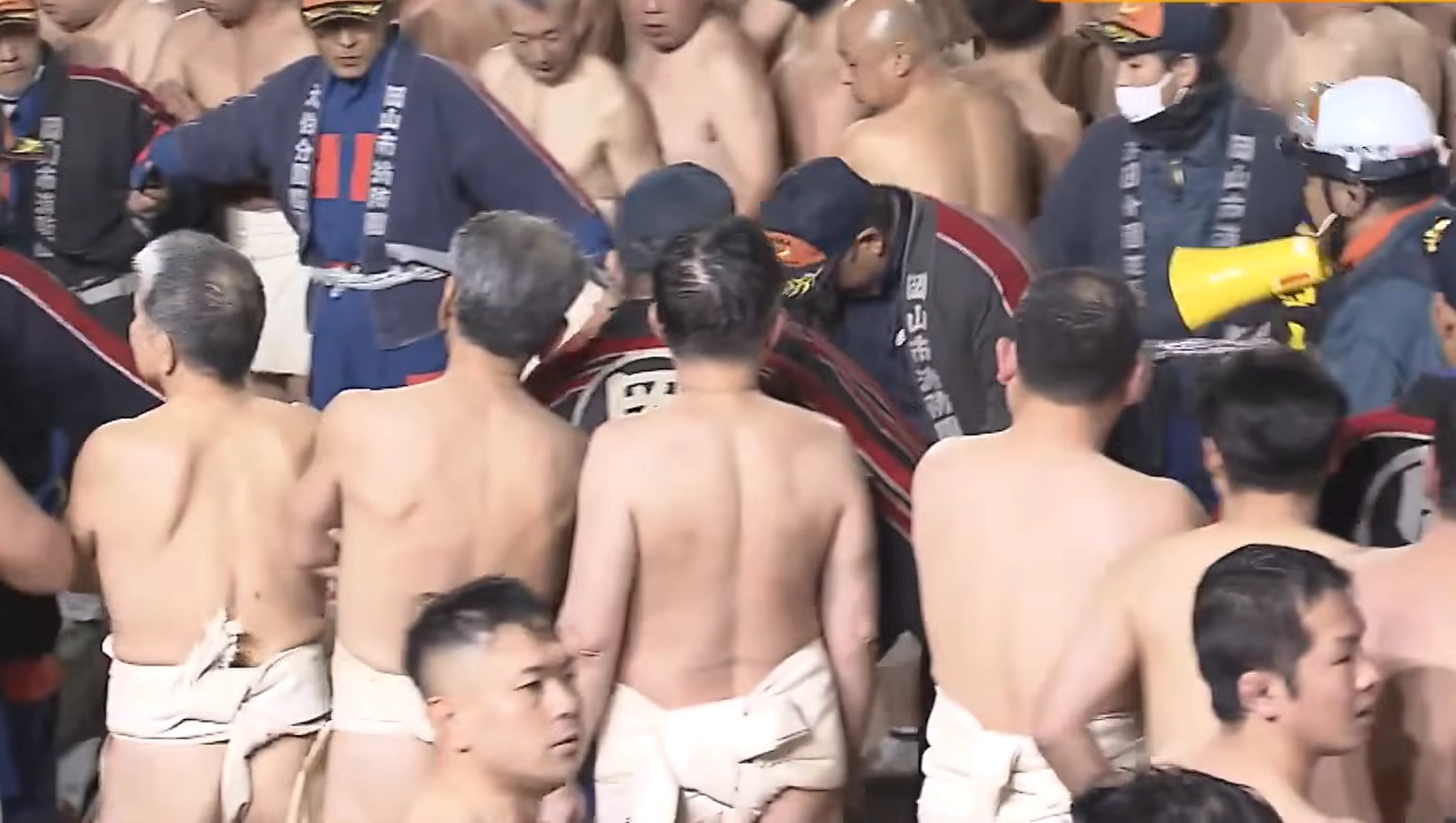 21일 일본 오카야마시 외곽에 있는 사찰 사이다이지(西大寺)에서 열린 ‘하다카 마쓰리’(알몸 축제). 부상자가 이송되고 있다. FNN프라임온라인 캡처