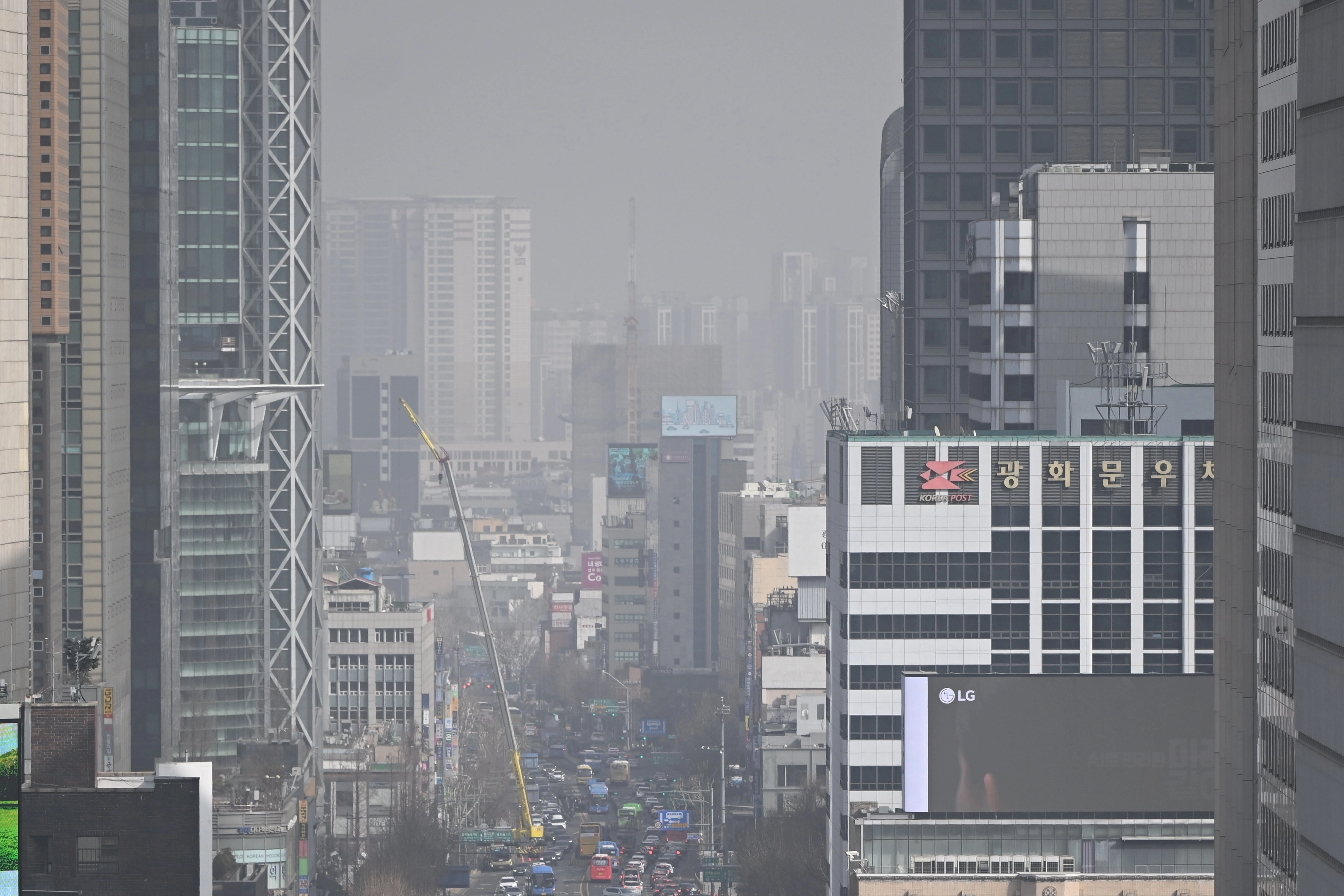 황사의 영향으로 미세먼지 농도가 ‘매우 나쁨’ 수준으로 치솟으면서 22일 서울과 경기 지역에 미세먼지 경보가 발령됐다. 사진은 이날 서울 종로구 서울시교육청에서 바라본 서울 도심이 뿌옇게 보이는 모습. 2026.2.22 이지훈 기자