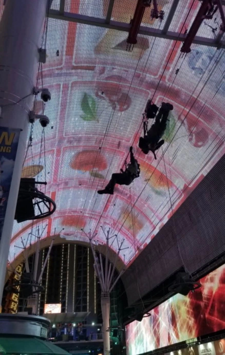 미국 라스베이거스 다운타운 프리몬트 스트리트에 있는 도심 집라인 ‘슬롯질라’. 정장수 전 부시장 페이스북