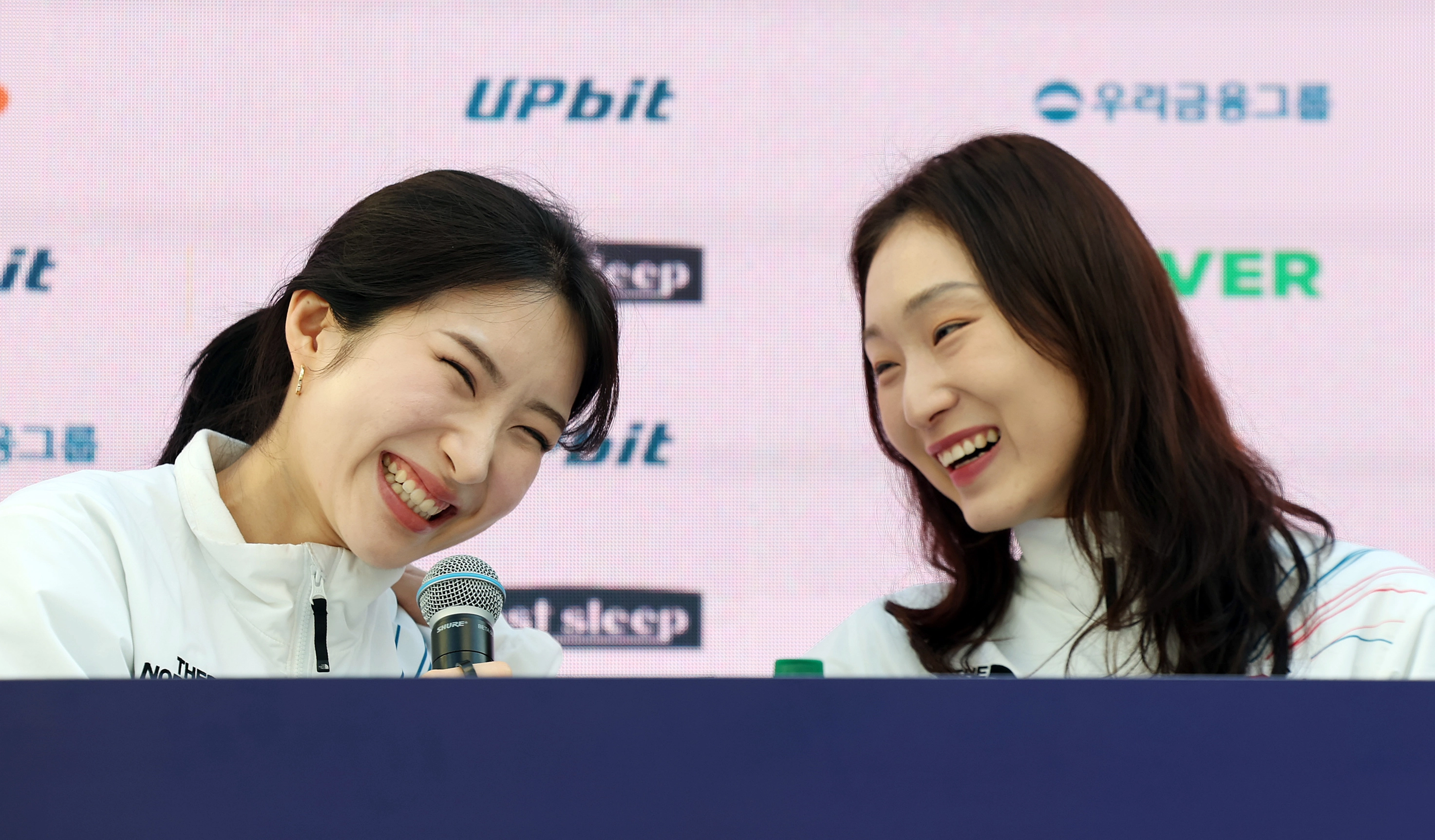 한국 쇼트트랙 국가대표 김길리와 최민정이가 21일(한국시간) 이탈리아 밀라노의 코리아하우스에서 열린 기자회견에서 웃고 있다. 밀라노 뉴스1