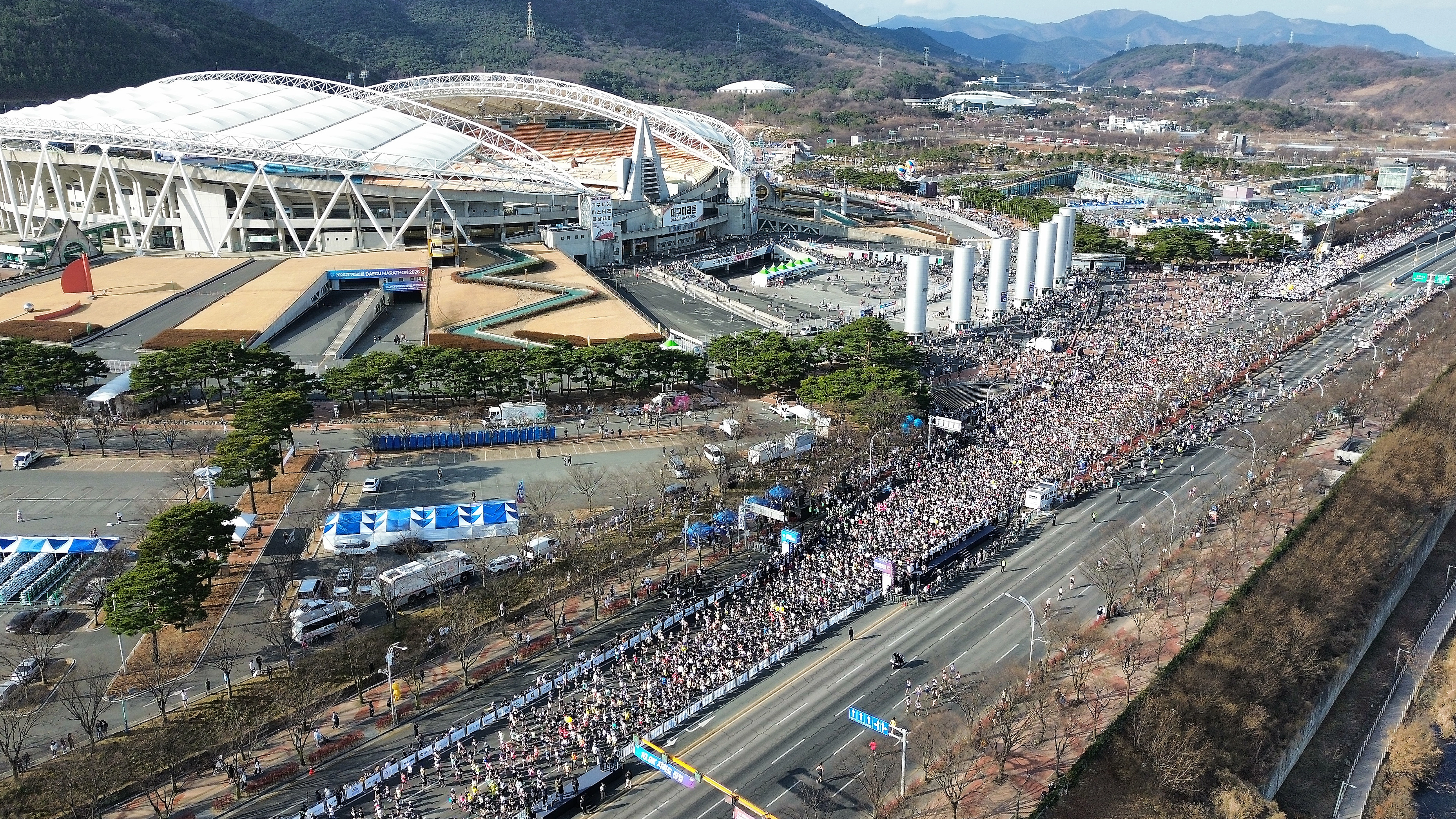 ‘봄을 만끽하며’  22일 오전 대구 수성구 대구스타디움 앞에서 열린 ‘2026 대구마라톤대회’ 참가자들이 힘차게 달리고 있다. 2026.2.22. 대구 뉴스1