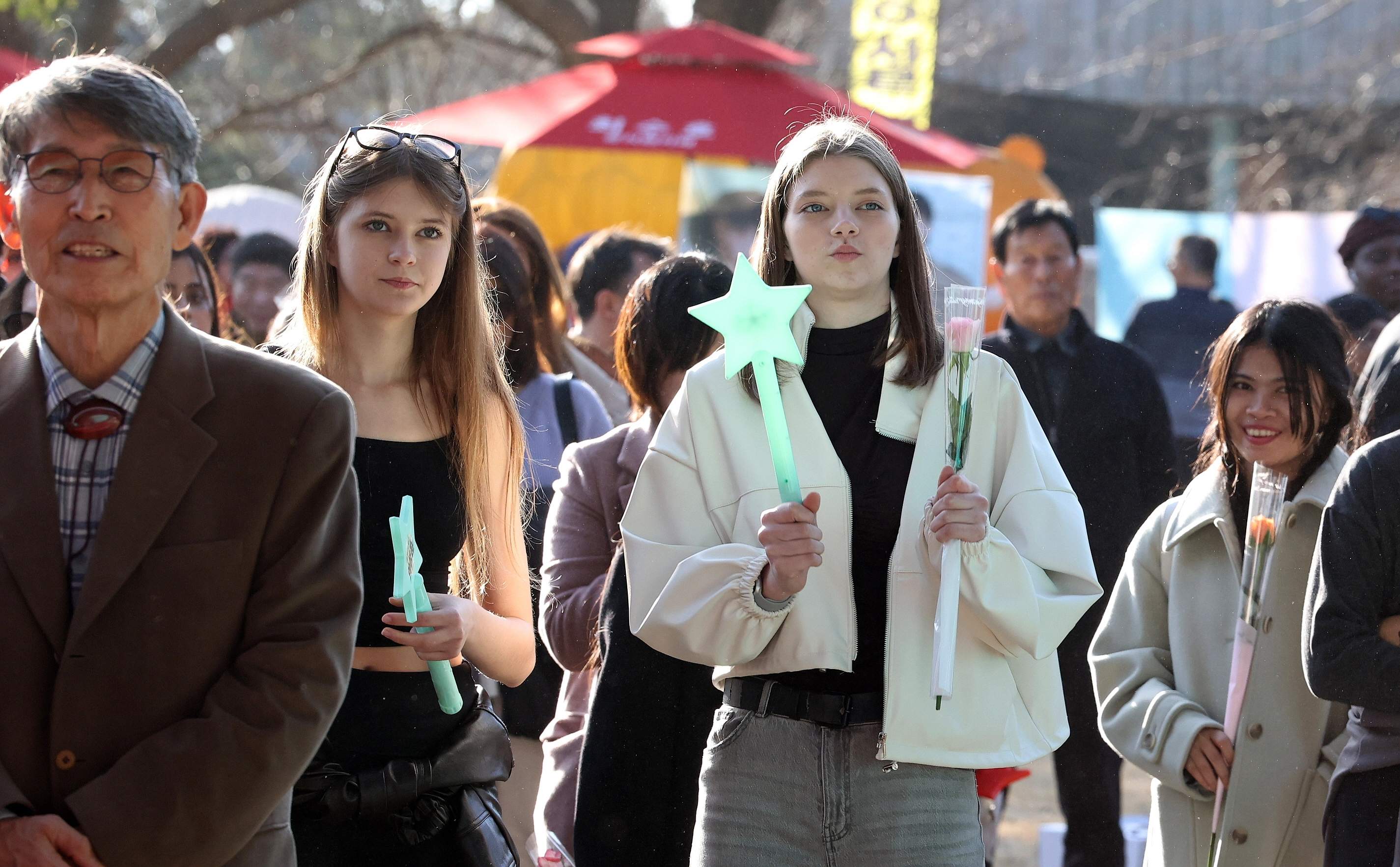 제54회 강진청자축제장을 찾은 관광객들이 축제 현장을 둘러보고 있다.