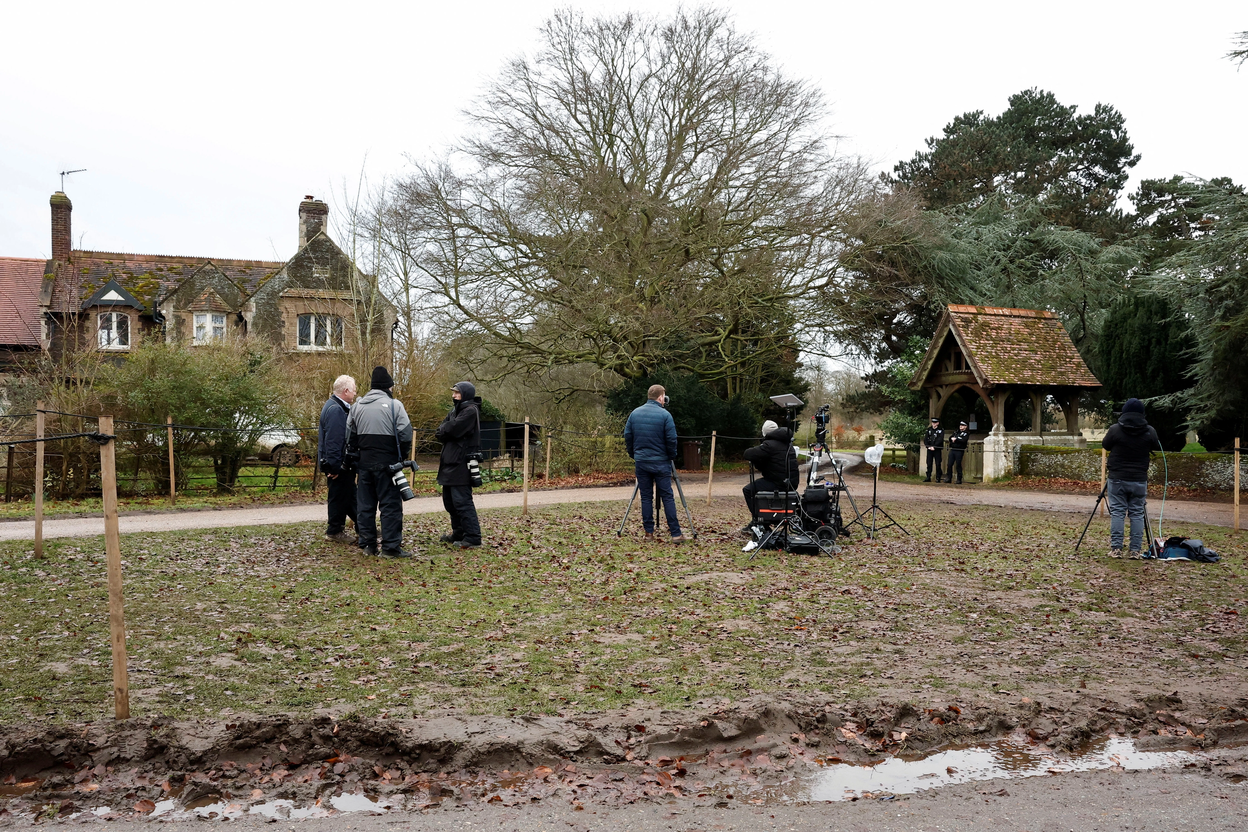 언론사 취재진이 22일 찰스 3세 영국 국왕의 동생인 앤드루 마운트배튼 윈저가 사는 왕실 사유지를 취재하고 있다. 샌드링엄 로이터 연합뉴스