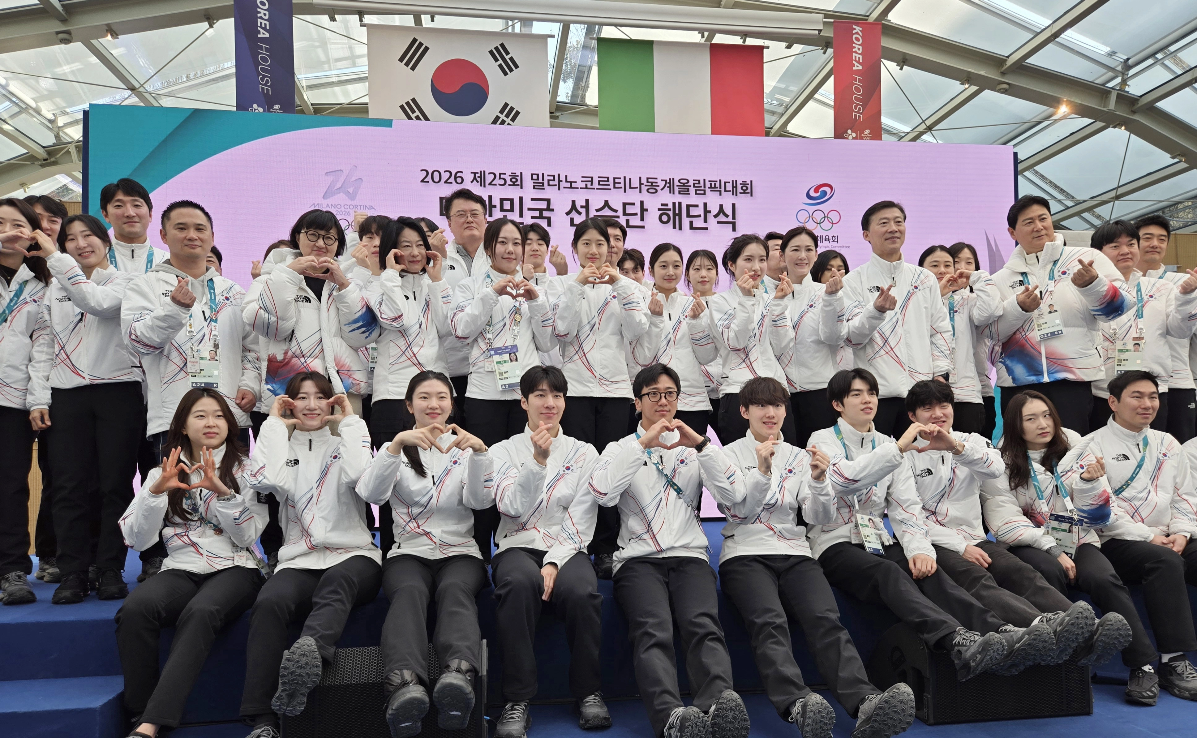 22일(현지시간) 이탈리아 밀라노 코리아하우스에서 열린 2026 밀라노ㆍ코르티나담페초 동계올림픽 대한민국 선수단 해단식에서 유승민 대한체육회장, 이수경 선수단장, 김택수 선수부단장 겸 선수촌장 등 선수들이 기념촬영을 하고 있다. 밀라노 연합뉴스
