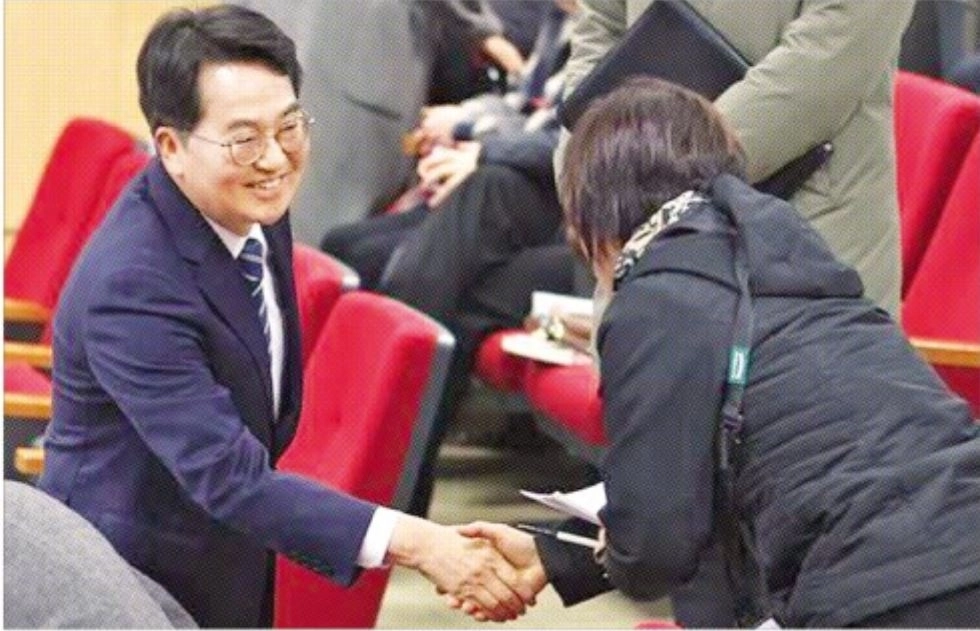 김동연(왼쪽) 경기지사가 지난 20일 ‘성남 민생경제 부흥회’에 참석해 시민과 악수하는 모습.
페이스북 캡처