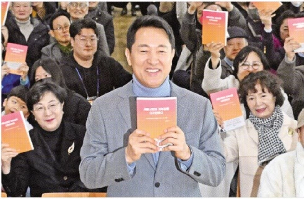 오세훈(가운데) 서울시장이 22일 서울 마포구의 청년문화공간에서 열린 ‘서울시민의 자부심을 디자인하다’ 출판기념회에서 기념촬영을 하고 있다. 
홍윤기 기자