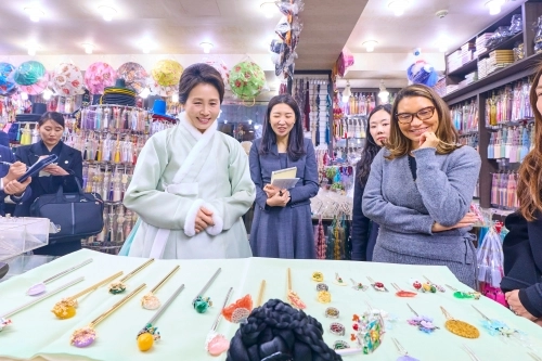김혜경 여사와 호잔젤라 다시우바(오른쪽 첫 번째) 브라질 대통령 부인이 지난 21일 서울 종로구 광장시장의 한복 가게를 찾아 비녀 등을 살펴보고 있다.<br>청와대 제공