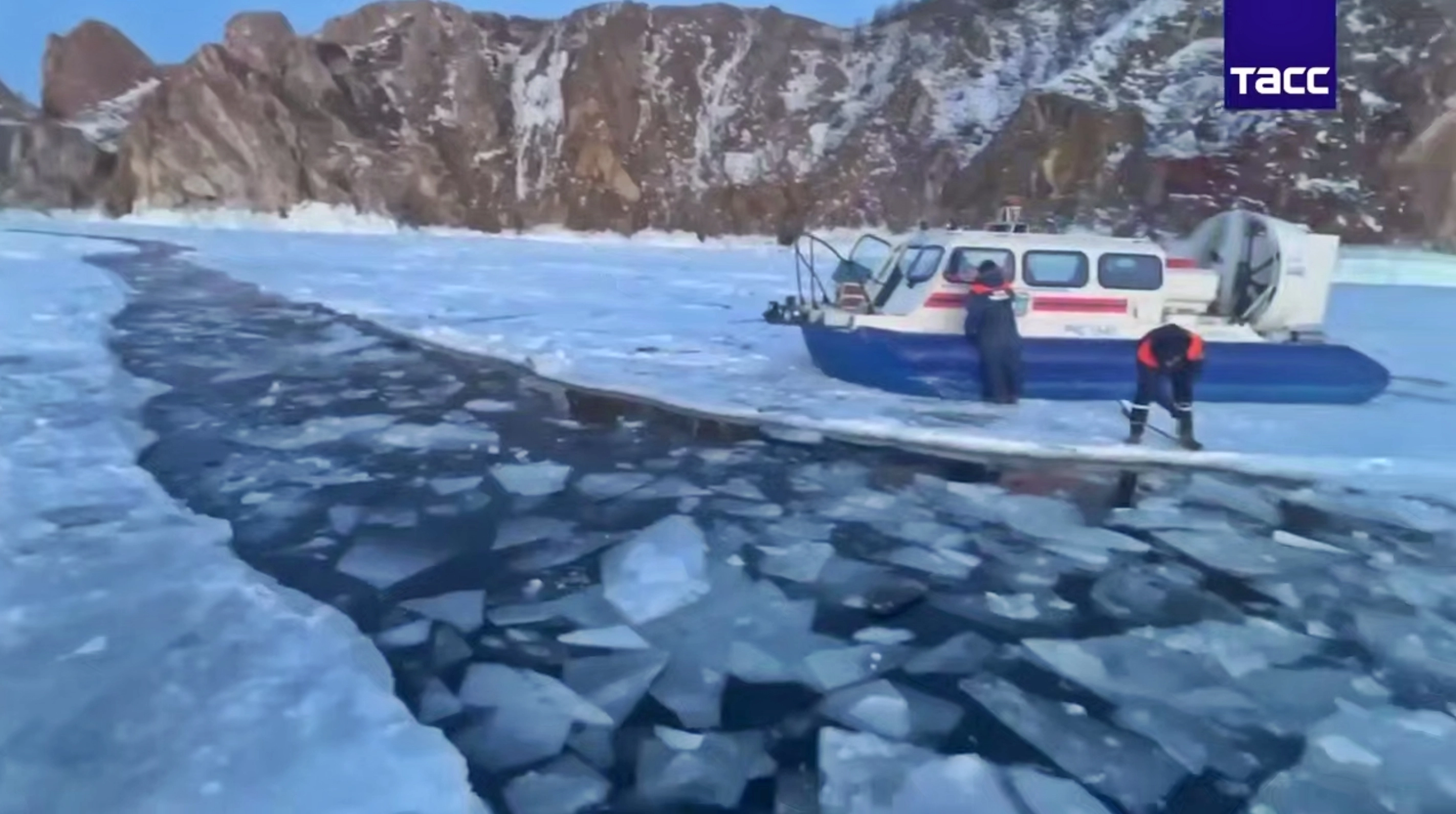 20일(현지시간) 러시아 이르쿠츠크주 바이칼 호수에서 중국인 관광객을 태운 미니버스가 얼음 구멍에 빠져 8명이 사망했다고 타스 통신이 보도했다. 사진은 침몰 지점. 2026.2.22 타스통신
