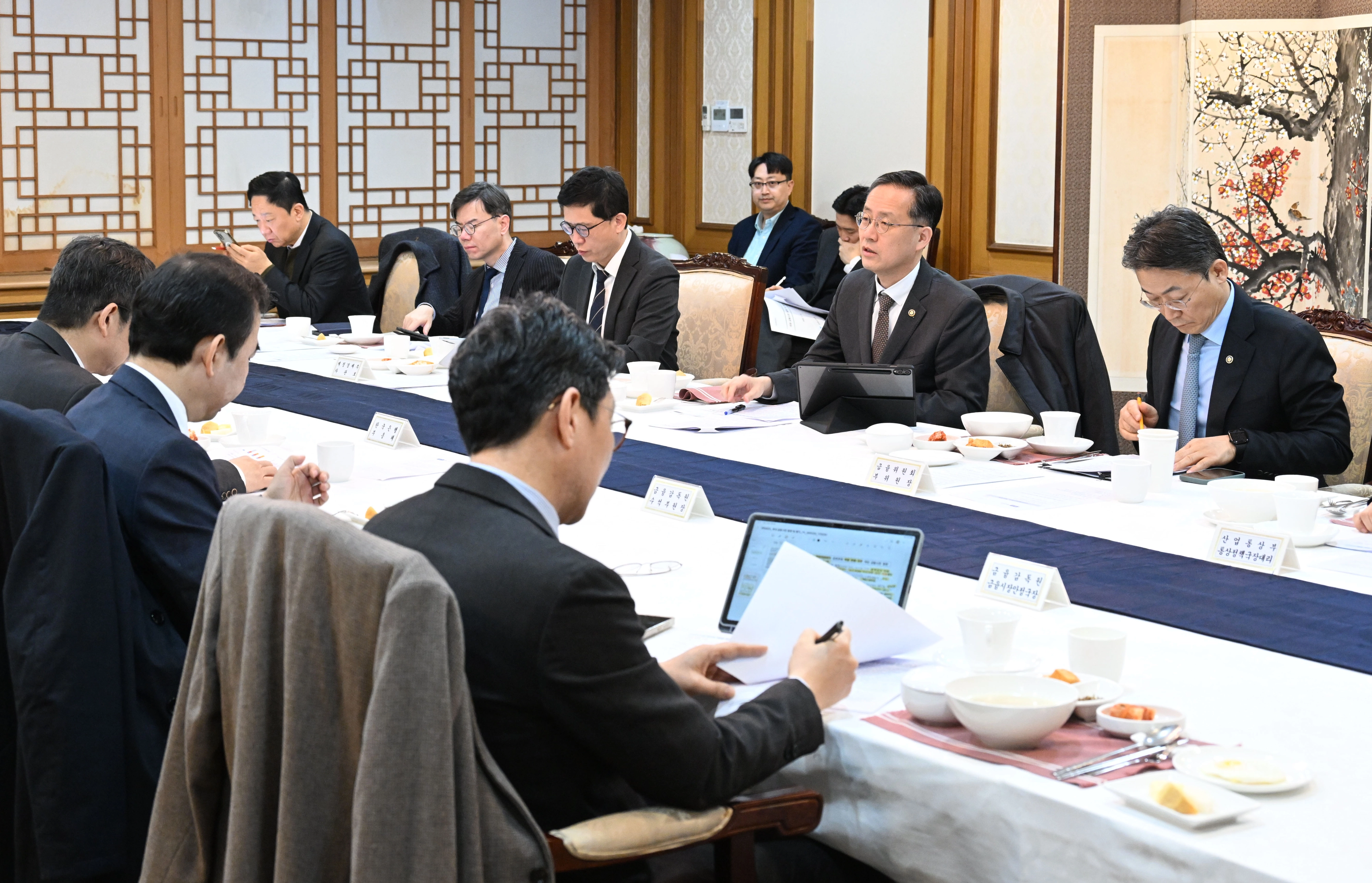 이형일 재정경제부 제1차관을 비롯한 참석자들이 시장상황 점검회의를 개최하고 미국 연방 대법원의 상호관세 무효 판결에 따른 시장영향 등을 점검했다. 재정경제부 제공