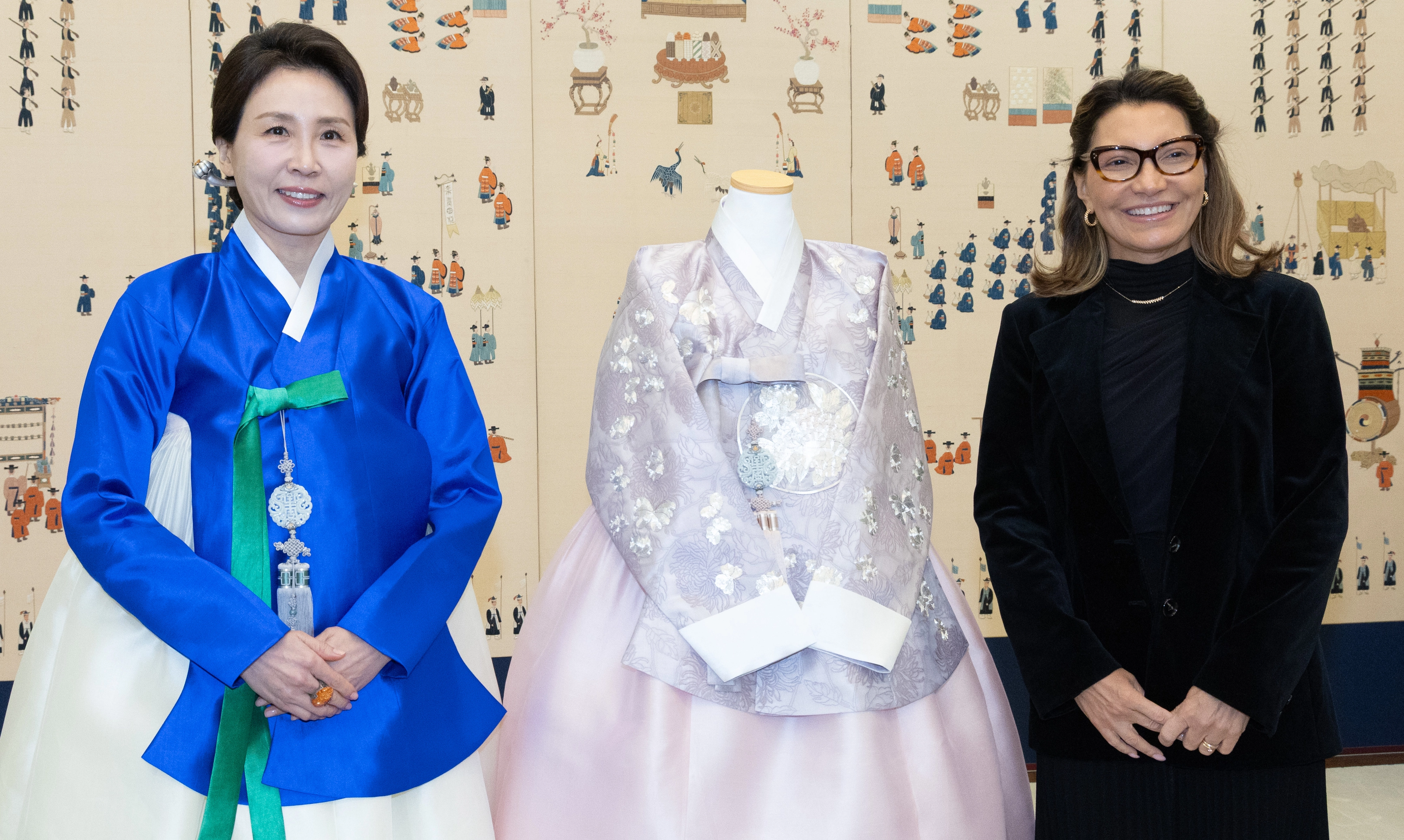 김혜경 여사가 23일 청와대에서 브라질 영부인 호잔젤라 룰라 다시우바 여사에게 맞춤 전통 한복을 선물한 뒤 기념촬영을 하고 있다. 2026.2.23 연합뉴스