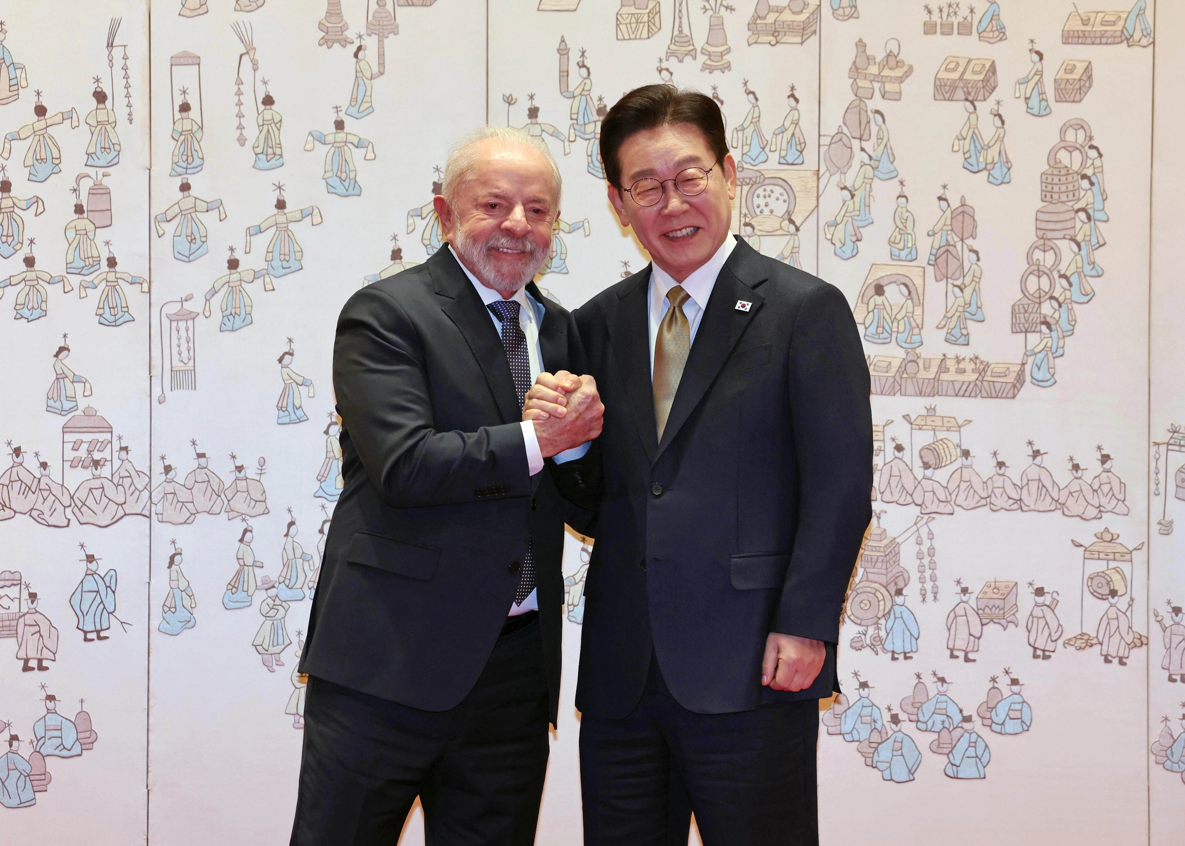 기념촬영하는 한-브라질 정상  이재명 대통령과 루이스 이나시우 룰라 다시우바 브라질 대통령이 23일 청와대에서 국빈 방한 공식 환영식 후 기념 촬영을 하고 있다. 
연합뉴스