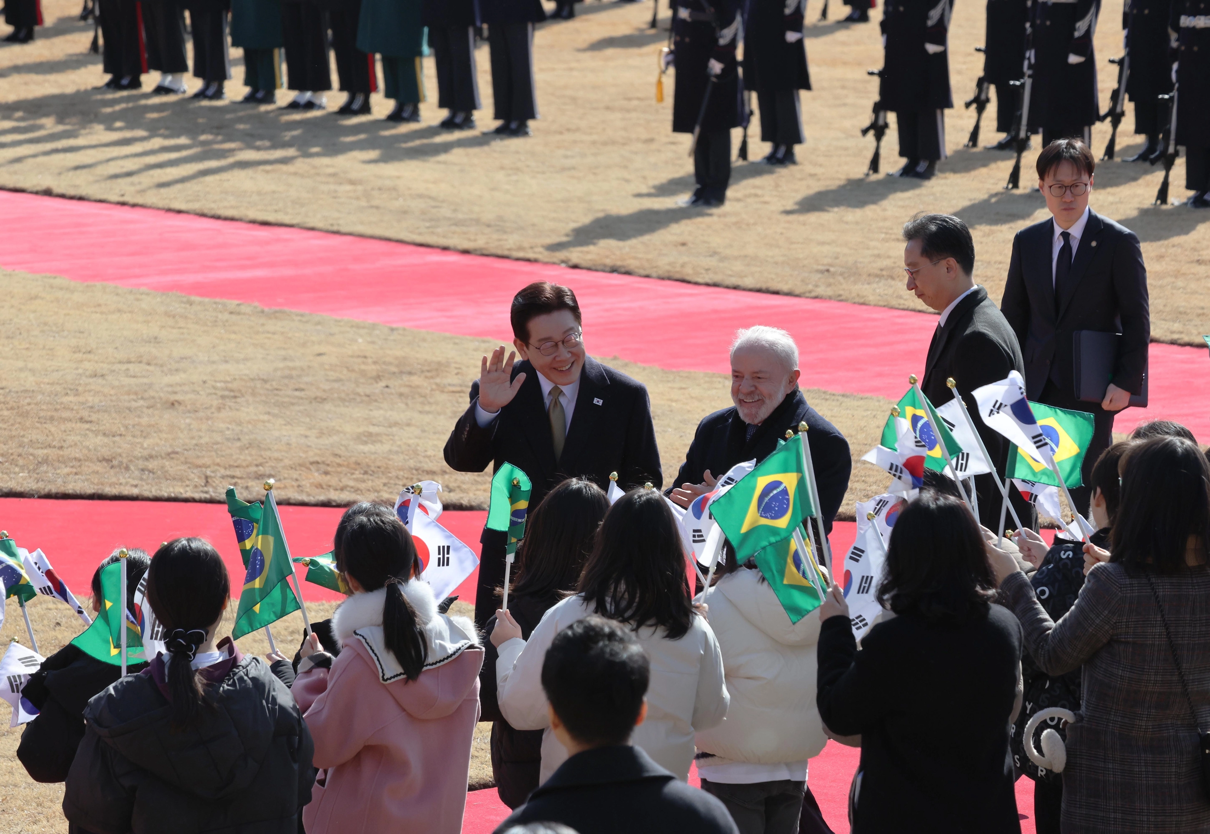 어린이들 환영인사에 화답하는 한-브라질 정상  이재명 대통령과 루이스 이나시우 룰라 다시우바 브라질 대통령이 23일 청와대에서 열린 국빈 방한 공식환영식에서 어린이 환영단을 향해 인사하고 있다.
연합뉴스