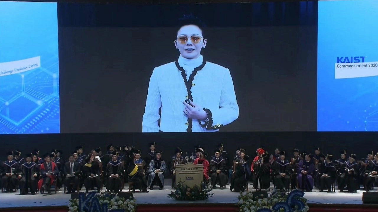 카이스트(KAIST) 학위수여식에서 축사를 하는 지드래곤.
갤럭시코퍼레이션 제공