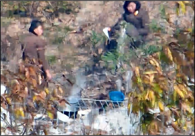 합동참모본부는 23일 최근 북한군 동향 언론 브리핑을 통해 북한이 우크라이나를 침공한 러시아에 병력은 물론 장비까지 추가로 보내려는 동향을 파악했으며 남측에 대해서는 경계·분리를 강화하기 위해 일부 구간에 전기 철책을 설치했다고 밝혔다. 사진은 북한군이 야지 취사 하는 모습. 2024.12.23 합참 제공