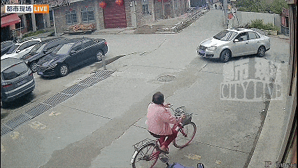 21일 펑망 신문, 펑파이 신문 등 현지언론에 따르면 지난해 3월 푸젠성 푸톈시의 한 도로에서 자전거를 타고 가다 넘어진 노인을 부축한 여중생들이 도리어 수천만원대의 손해배상소송에 휘말렸다. 2026.2.21 펑파이 신문