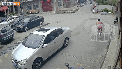 21일 펑망 신문, 펑파이 신문 등 현지언론에 따르면 지난해 3월 푸젠성 푸톈시의 한 도로에서 자전거를 타고 가다 넘어진 노인을 부축한 여중생들이 도리어 수천만원대의 손해배상소송에 휘말렸다. 2026.2.21 펑파이 신문