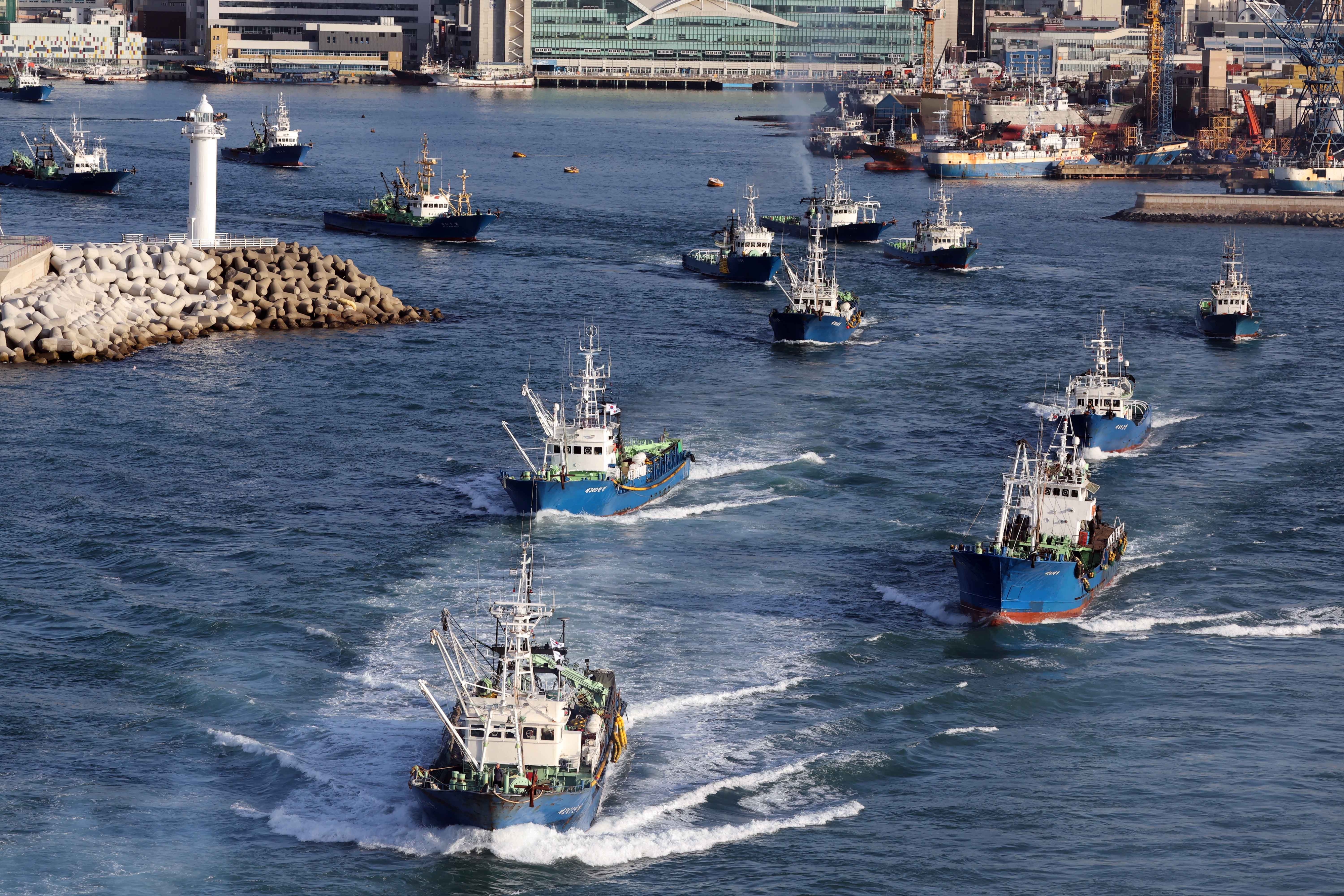 설 휴어기 마친 대형선망 어선들 일제히 출항