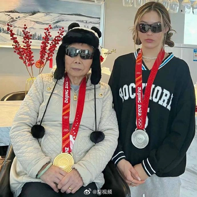 구아이링(오른쪽)이 중국인 외할머니와 함께 찍은 사진을 금메달을 딴 직후 소셜미디어에 올리며 그의 죽음을 애도했다. 웨이보 캡처