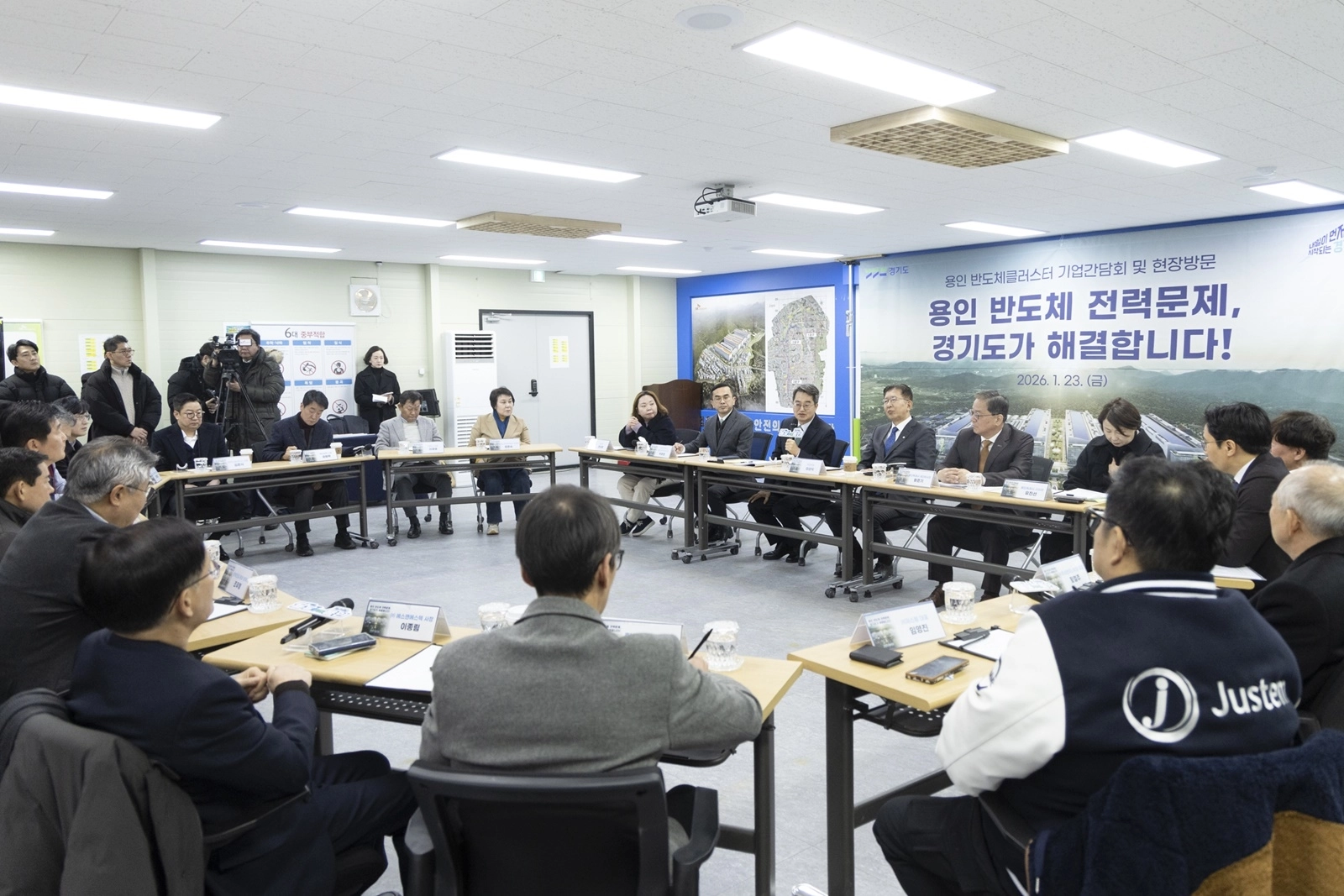 김동연 경기도지사가 지난달 23일 용인 민생경제 현장투어에서 반도체클러스터 기업인 들과 간담회를 주재하고 있다. (경기도 제공)