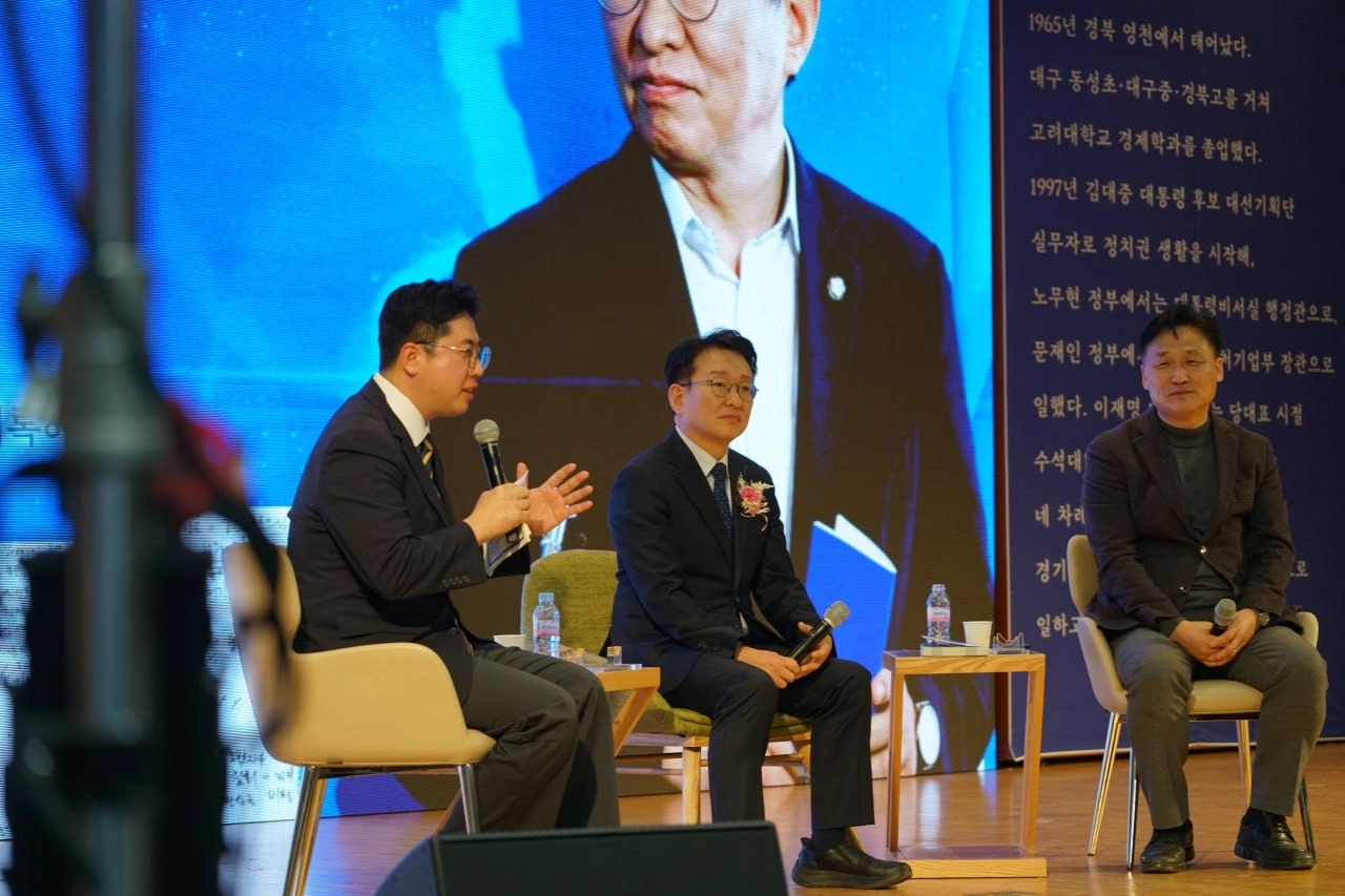 이동학(왼쪽) 전 더불어민주당 최고위원이 지난 22일 경기아트센터에서 열린 권칠승 의원 출판기념회 토크콘서트에서 발언하고 있다. 왼쪽부터 이 최고위원, 권 의원, 김영진 의원. 권칠승 의원실 제공