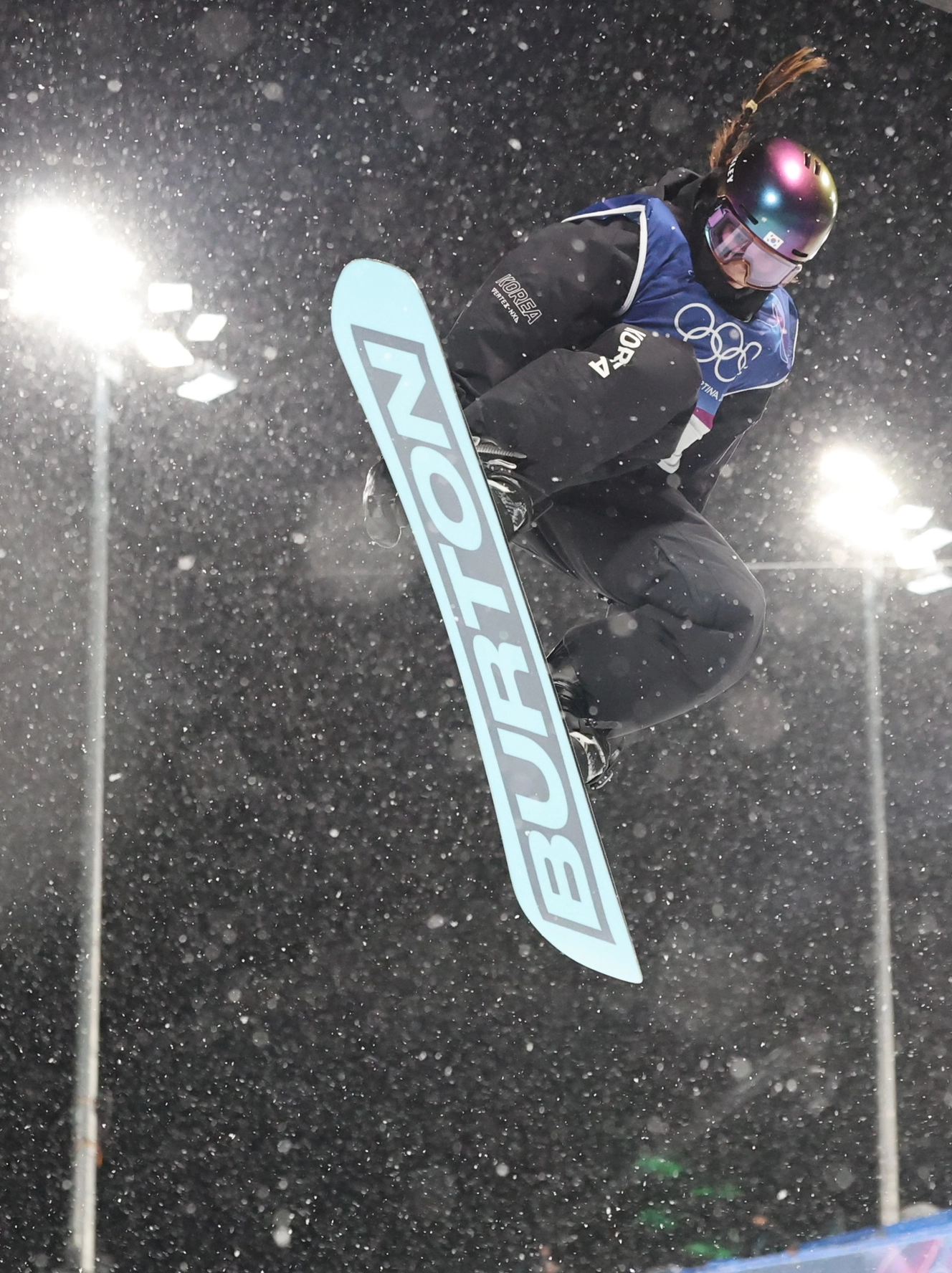 최가온이 13일(한국시간) 이탈리아 리비뇨 스노파크에서 열린 2026 밀라노·코르티나담페초 동계올림픽 스노보드 여자 하프파이프 결선에서 보드를 타고 날아 오르고 있다. 2026.2.13 리비뇨 뉴스1
