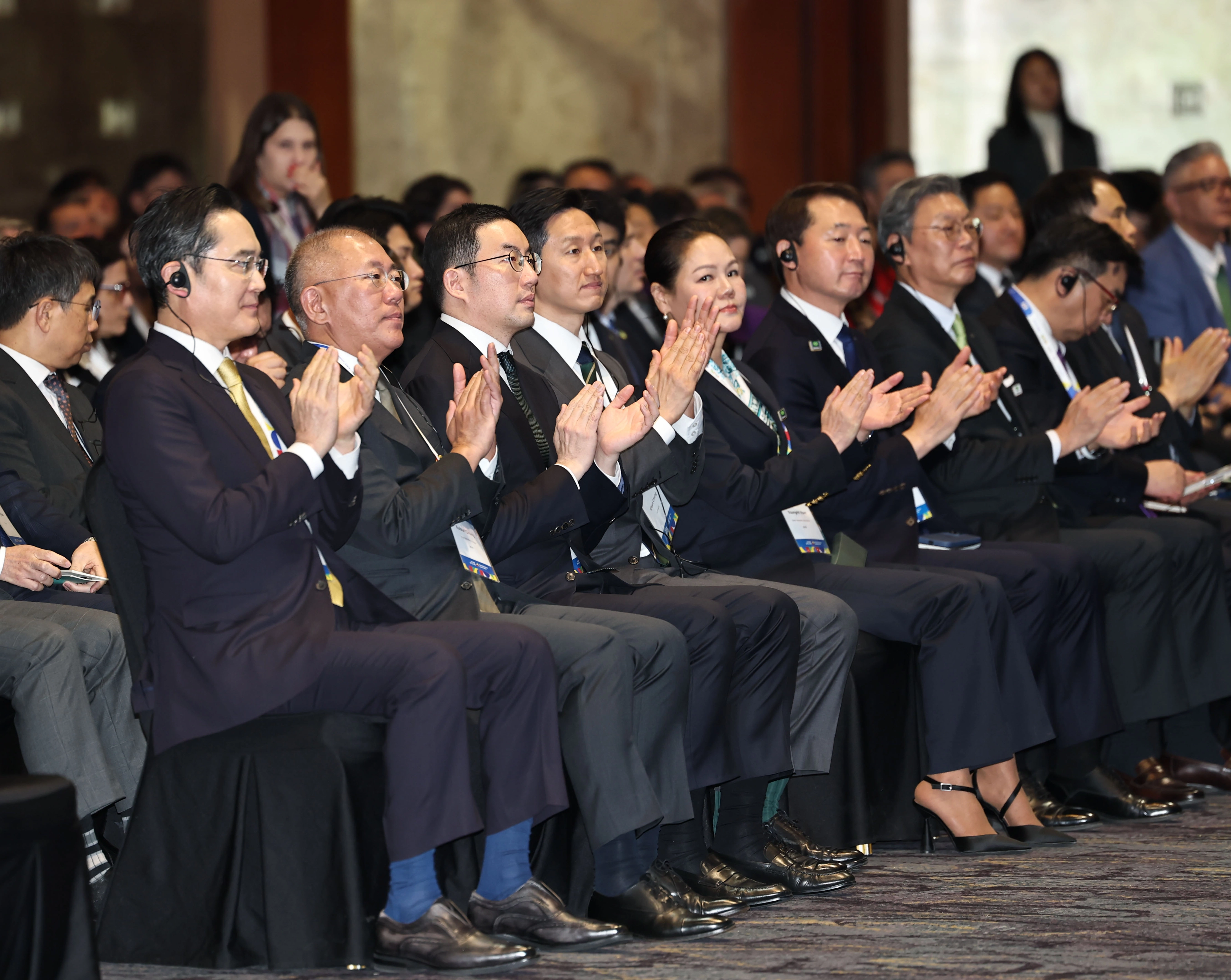 한-브라질 비즈니스 포럼  재계 수장들이 23일 한국경제인협회 주최로 서울 중구 롯데호텔에서 열린 ‘한-브라질 비즈니스 포럼’에서 중남미 시장 공략을 위한 협력 방안을 논의했다. 이재용(앞줄 왼쪽부터) 삼성전자 회장, 정의선 현대차그룹 회장, 구광모 LG 회장, 정기선 HD현대 회장이 포럼에 참석해 박수를 치는 모습.
연합뉴스