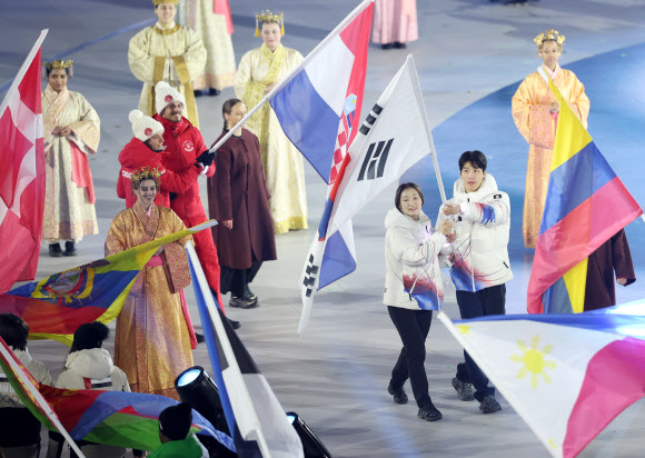 22일(현지시간) 이탈리아 베로나 아레나에서 열린 2026 밀라노-코르티나 동계올림픽 폐회식.  최민정과 황대헌이 태극기를 들고 입장하고 있다. 2026.2.23  연합뉴스