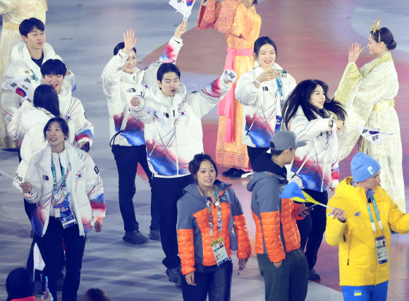 22일(현지시간) 이탈리아 베로나 아레나에서 열린 2026 밀라노-코르티나 동계올림픽 폐회식.  김길리와 심석희 등 선수들이 입장하고 있다. 2026.2.23  연합뉴스