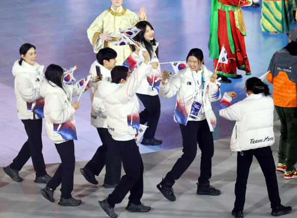 22일(현지시간) 이탈리아 베로나 아레나에서 열린 2026 밀라노-코르티나 동계올림픽 폐회식.  김길리와 심석희 등 선수들이 입장하고 있다. 2026.2.23  연합뉴스