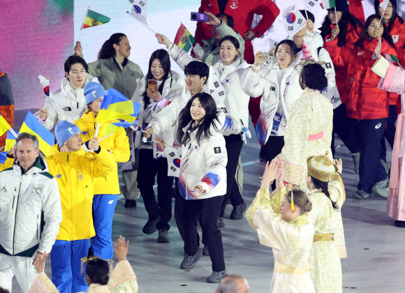 22일(현지시간) 이탈리아 베로나 아레나에서 열린 2026 밀라노-코르티나 동계올림픽 폐회식.  김길리와 심석희 등 선수들이 춤을 추며 입장하고 있다. 2026.2.23  연합뉴스