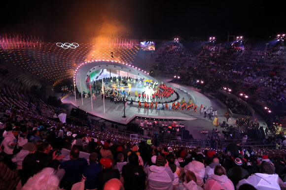 22일(현지시간) 이탈리아 베로나 올림픽 아레나에서 열린 2026 밀라노ㆍ코르티나담페초 동계올림픽 폐회식에서 선수단이 입장하고 있다. 2026.2.23  연합뉴스