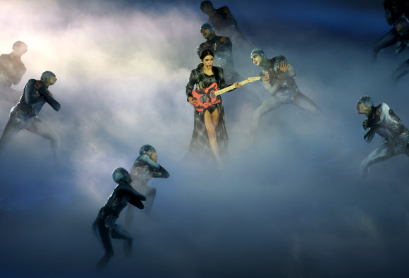 22일(현지시간) 이탈리아 베로나 아레나에서 2026 밀라노-코르티나담페초 동계올림픽 폐회식 공연이 펼쳐지고 있다. 2026.2.23  연합뉴스