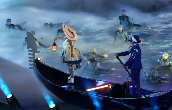 22일(현지시간) 이탈리아 베로나 아레나에서 2026 밀라노-코르티나담페초 동계올림픽 폐회식 공연이 펼쳐지고 있다. 2026.2.23  연합뉴스