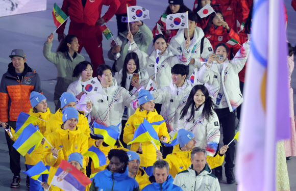 22일(현지시간) 이탈리아 베로나 아레나에서 열린 2026 밀라노-코르티나담페초 동계올림픽 폐회식에서 쇼트트랙 김길리-심석희, 피겨스케이팅 이해인 등 대한민국 선수단이 입장하고 있다. 2026.2.23  합뉴스