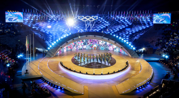 22일(현지시간) 이탈리아 베로나 아레나에서 열린 2026 밀라노-코르티나담페초 동계올림픽 폐회식에서 공연이 펼쳐지고 있다. 2026.2.23  공동취재