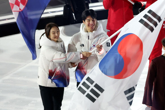 22일(현지시간) 이탈리아 베로나 아레나에서 열린 2026 밀라노-코르티나담페초 동계올림픽 폐회식에서 기수를 맡은 최민정과 황대헌이 태극기를 들고 입장하고 있다. 2026.2.23  공동취재
