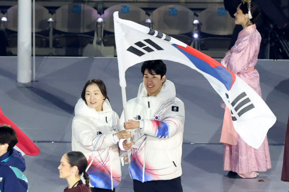 22일(현지시간) 이탈리아 베로나 아레나에서 열린 2026 밀라노-코르티나담페초 동계올림픽 폐회식에서 기수를 맡은 최민정과 황대헌이 태극기를 들고 입장하고 있다. 2026.2.23  공동취재