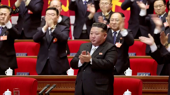 북한은 지난 22일 노동당 제9차 대회 4일 회의에서 김정은 국무위원장을 당 총비서로 추대하는 결정을 만장일치로 채택했다고 조선중앙TV가 23일 보도했다.  2026.2.23 조선중앙TV 화면