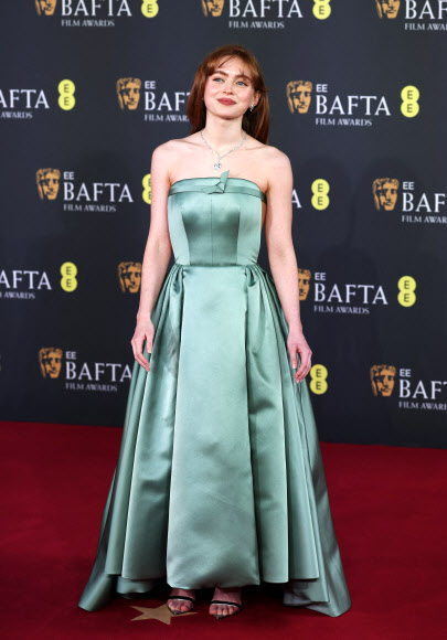 영화배우 세이디 싱크가 22일(현지시간) 영국 런던의 로열 페스티벌 홀에서 열린 ‘제79회 영국 아카데미 영화상(BAFTA)’ 시상식 레드카펫에 참석해 포즈를 취하고 있다. 로이터 연합뉴스