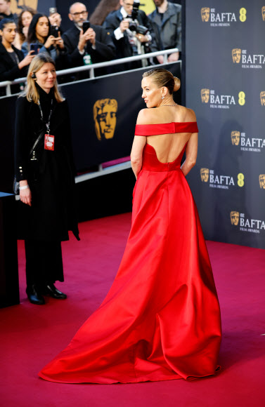 영화배우 케이트 허드슨이 22일(현지시간) 영국 런던의 로열 페스티벌 홀에서 열린 ‘제79회 영국 아카데미 영화상(BAFTA)’ 시상식 레드카펫에 참석해 포즈를 취하고 있다. EPA 연합뉴스