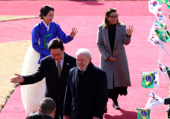 이재명 대통령이 23일 청와대에서 열린 루이스 이나시우 룰라 다시우바 브라질 대통령 국빈 방한 공식환영식에서 룰라 대통령을 다음 동선으로 안내하고 있다. 2026.2.23  연합뉴스