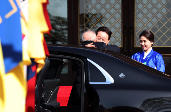 이재명 대통령이 23일 청와대에서 국빈 방한한 루이스 이나시우 룰라 다시우바 브라질 대통령을 맞이하며 포옹하고 있다. 2026.2.23  연합뉴스