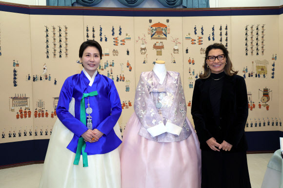 김혜경 여사가 23일 청와대에서 루이스 이나시우 룰라 다시우바 브라질 대통령과 함께 국빈 방한한 호잔젤라 다시우바 여사에게 맞춤전통한복을 선물한 뒤 기념촬영하고 있다. 2026.2.23  연합뉴스