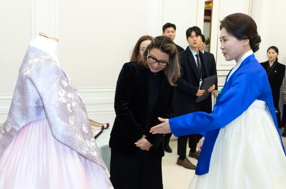 김혜경 여사가 23일 청와대에서 루이스 이나시우 룰라 다시우바 브라질 대통령과 함께 국빈 방한한 호잔젤라 다시우바 여사에게 맞춤전통한복을 선물하고 있다. 2026.2.23 연합뉴스