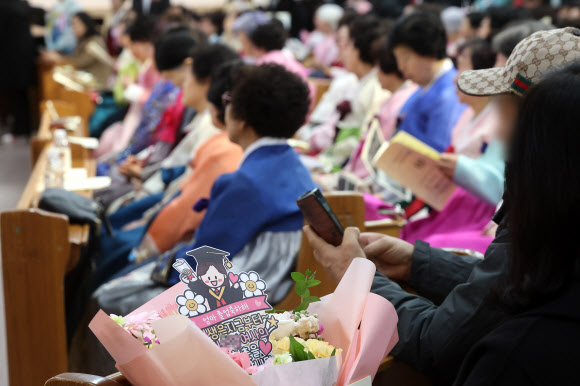 엄마의 졸업을 축하해