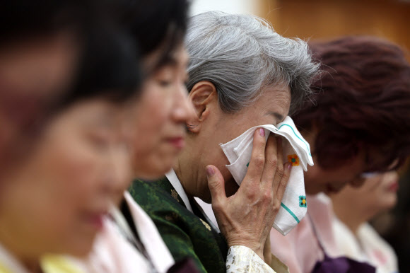 손수건에 얼굴을 묻고