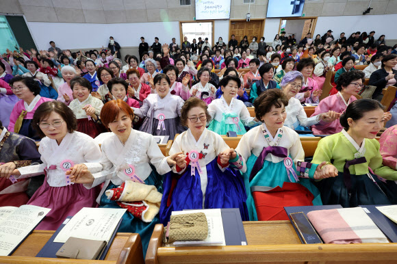 친구의 손 잡고