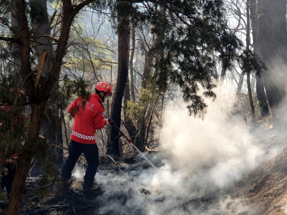 산림당국이 23일 오전 경남 함양군 마천면에서 산불 진화 작업을 하고 있다. 2026.2.23  산림청 제공