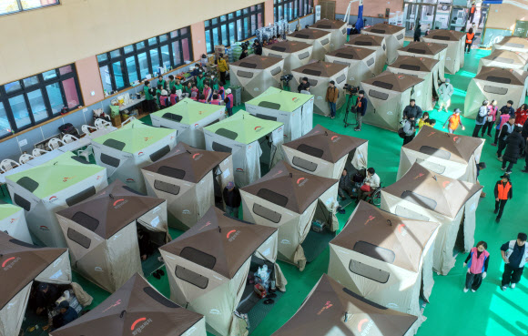 23일 경남 함양군 유림면 유림어울림체육관에 마련된 함양 산불 이재민 대피소에서 자원봉사자가 분주히 움직이고 있다. 2026.2.23  연합뉴스